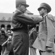 Imagen: Murphy es condecorado por el general De Lattre. AP